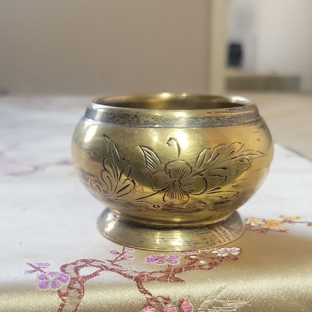 Elegant Vintage Floral Engraved Salt Cellar